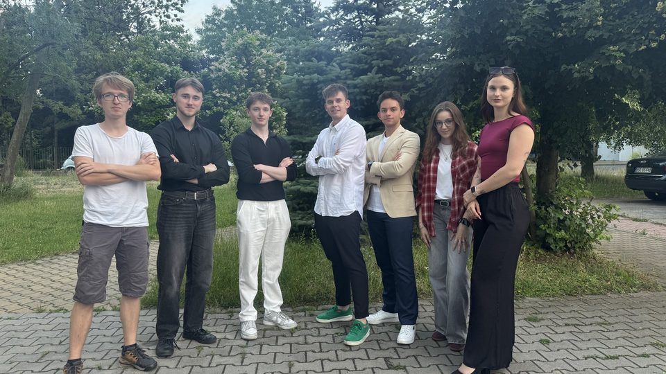 Zdjęcie grupowe zespołu PMG i przedstawicieli KN Qubit